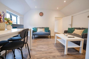 Ideal Uxbridge Hub, 3 Bed Flat Next to the Station